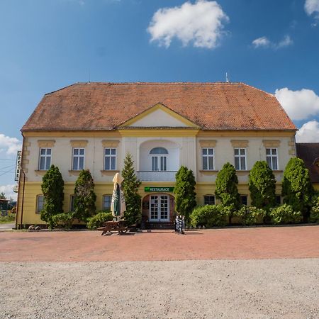 Hotel Club Vranovská Ves Buitenkant foto