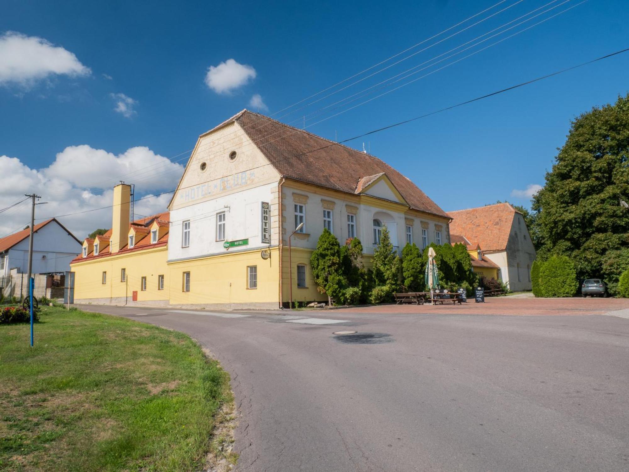 Hotel Club Vranovská Ves Buitenkant foto