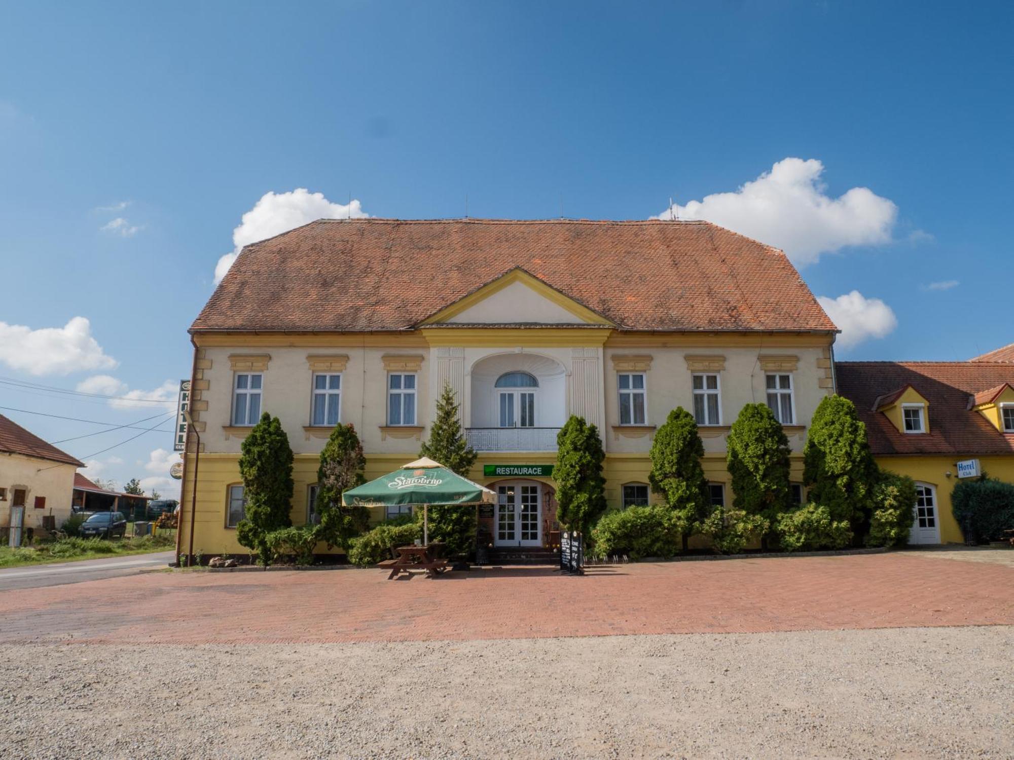 Hotel Club Vranovská Ves Buitenkant foto