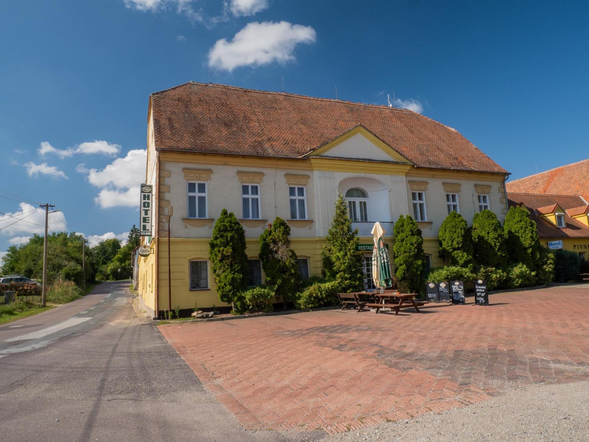 Hotel Club Vranovská Ves Buitenkant foto