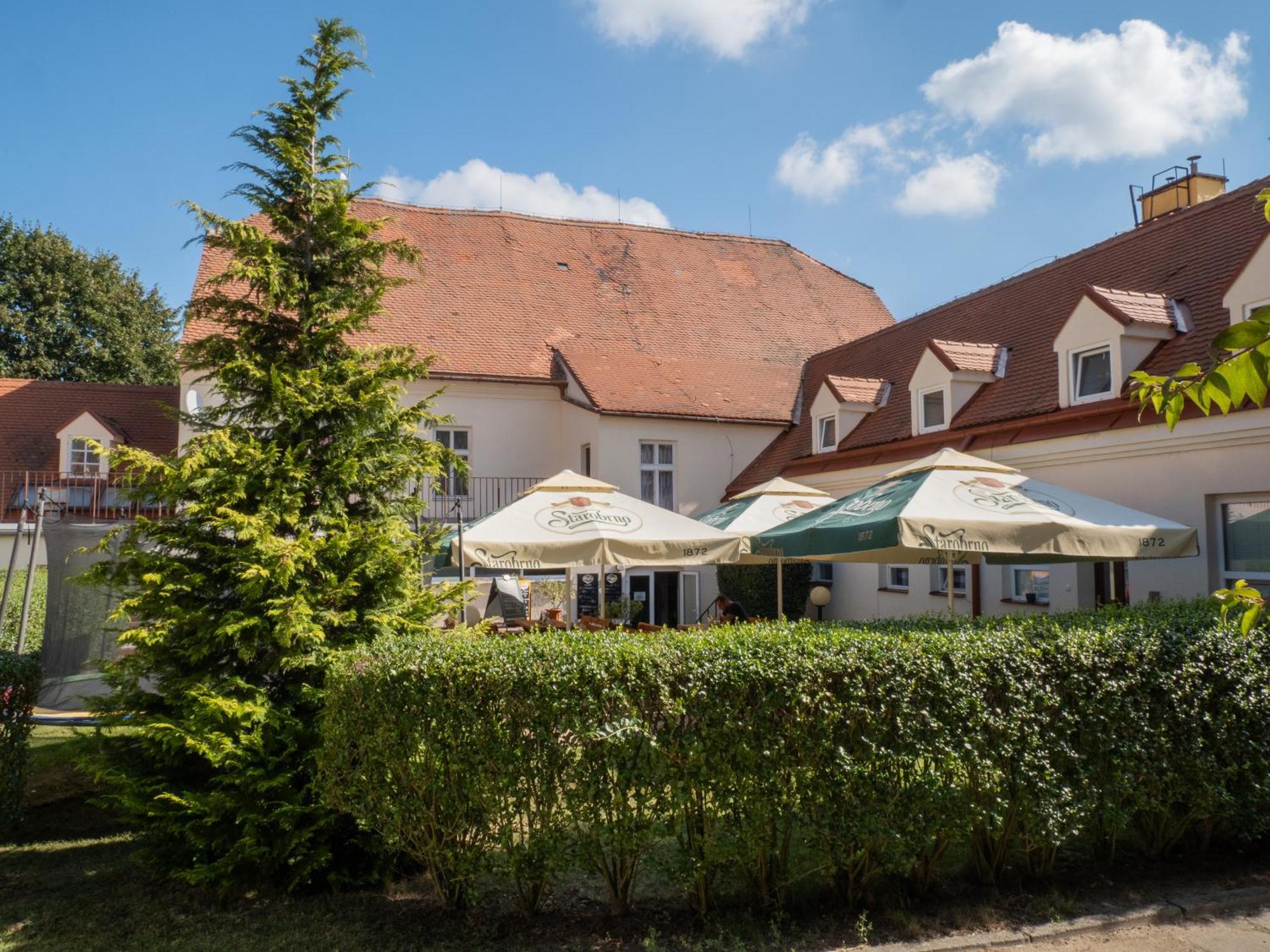 Hotel Club Vranovská Ves Buitenkant foto