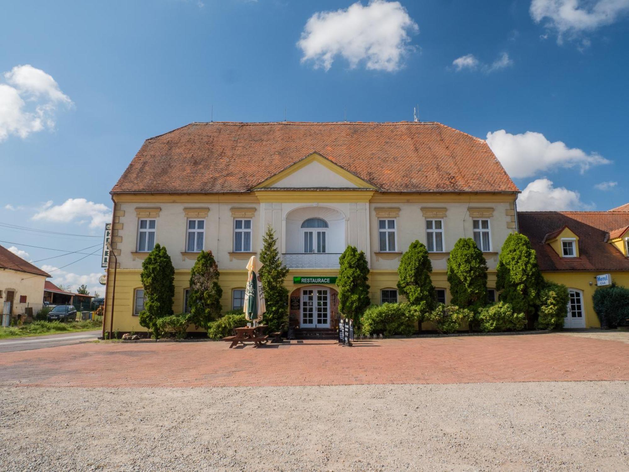 Hotel Club Vranovská Ves Buitenkant foto